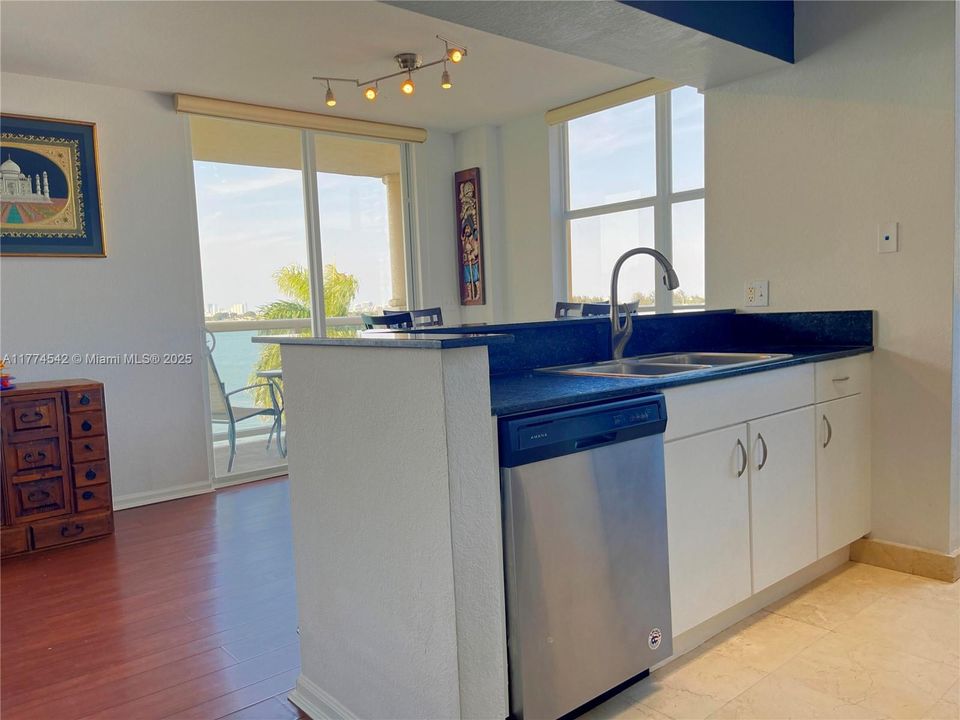 For Sale: $530,000 (2 beds, 2 baths, 1253 Square Feet)