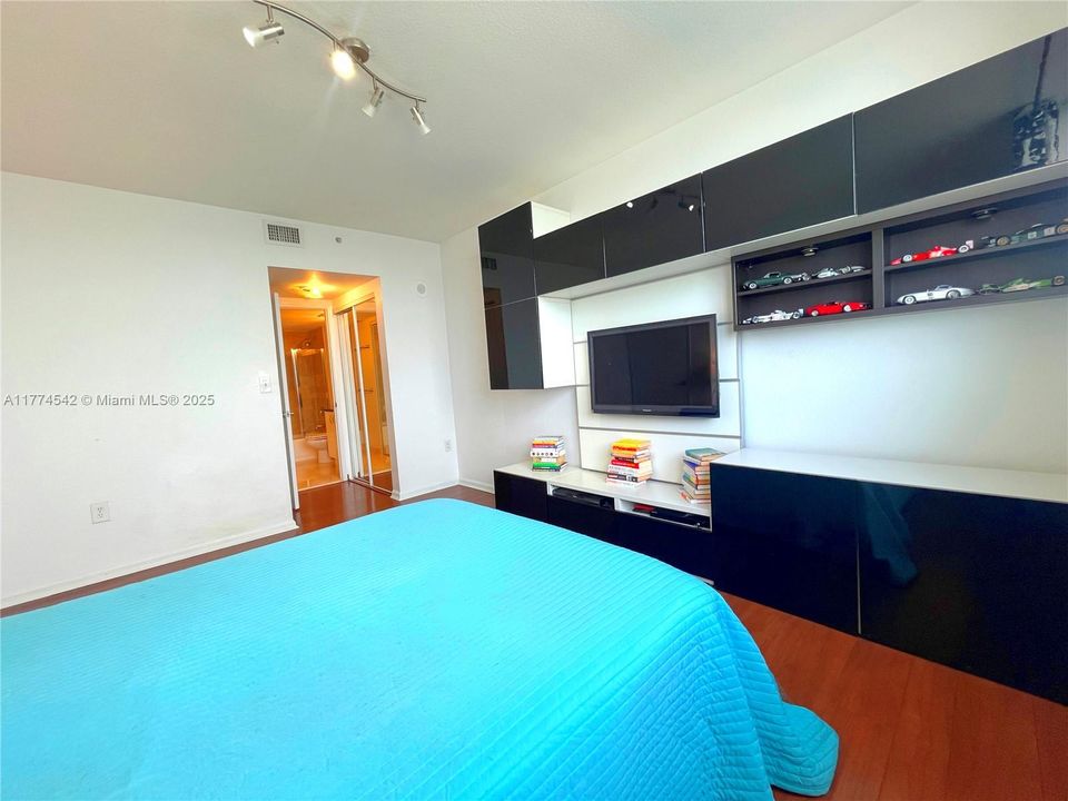 For Sale: $530,000 (2 beds, 2 baths, 1253 Square Feet)