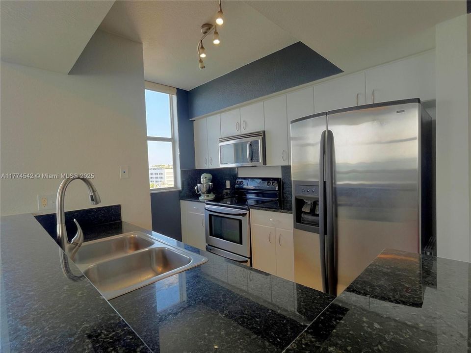 For Sale: $530,000 (2 beds, 2 baths, 1253 Square Feet)