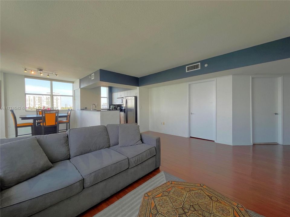 For Sale: $530,000 (2 beds, 2 baths, 1253 Square Feet)