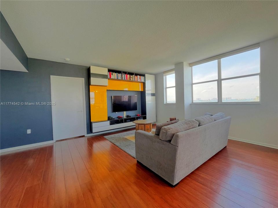 For Sale: $530,000 (2 beds, 2 baths, 1253 Square Feet)