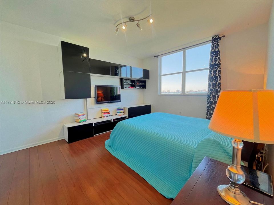 For Sale: $530,000 (2 beds, 2 baths, 1253 Square Feet)