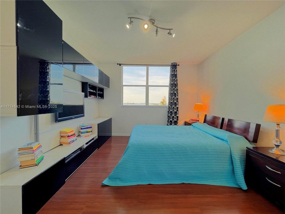 For Sale: $530,000 (2 beds, 2 baths, 1253 Square Feet)