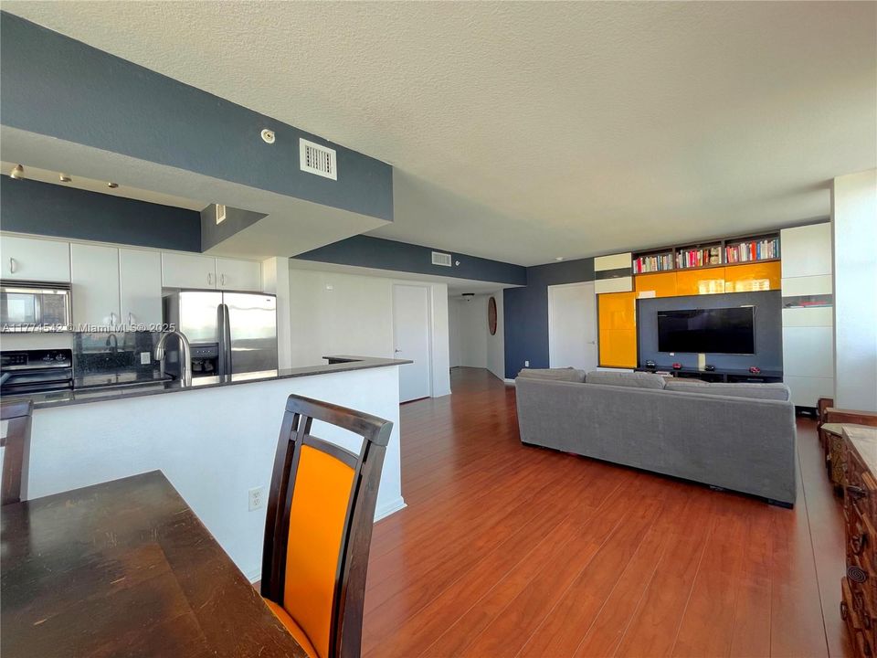 For Sale: $530,000 (2 beds, 2 baths, 1253 Square Feet)