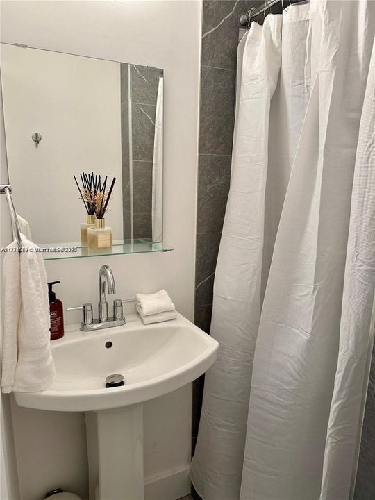 Recently Rented: $1,800 (1 beds, 1 baths, 351 Square Feet)