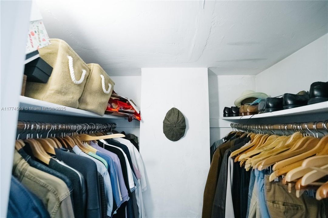 For Sale: $325,000 (1 beds, 1 baths, 1000 Square Feet)