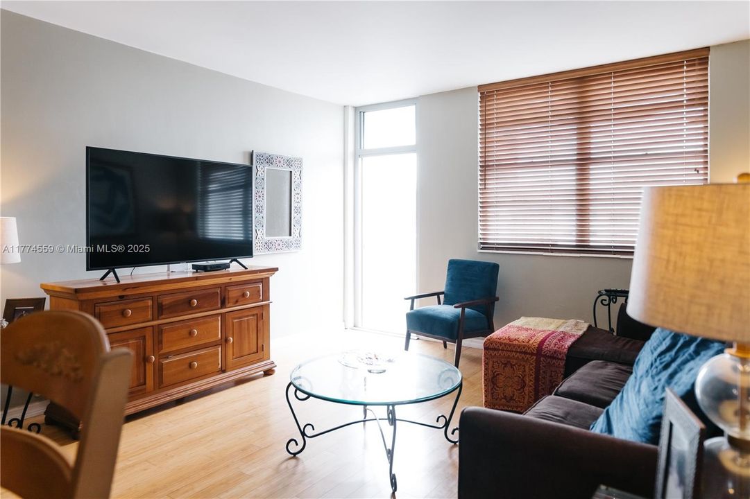 For Sale: $325,000 (1 beds, 1 baths, 1000 Square Feet)