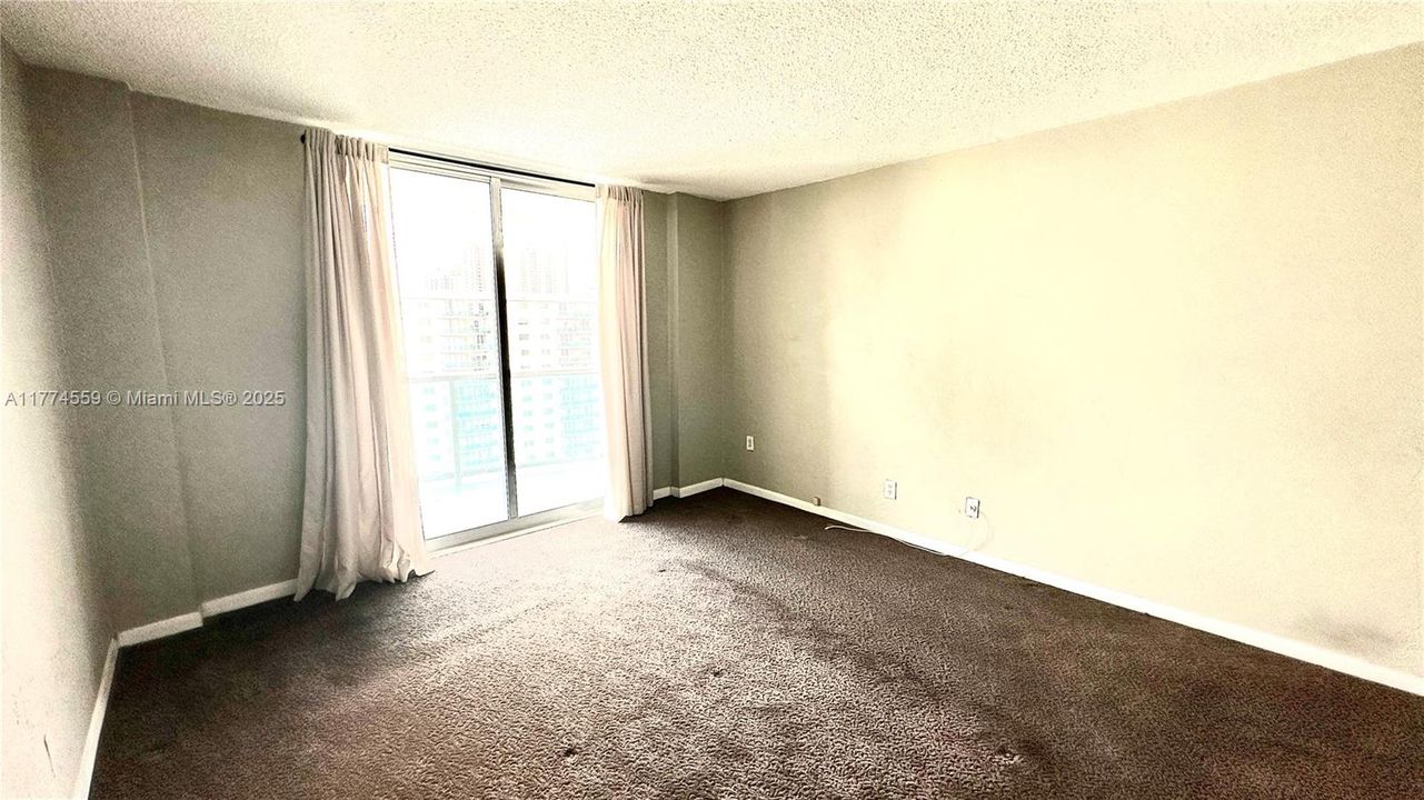 For Sale: $325,000 (1 beds, 1 baths, 1000 Square Feet)