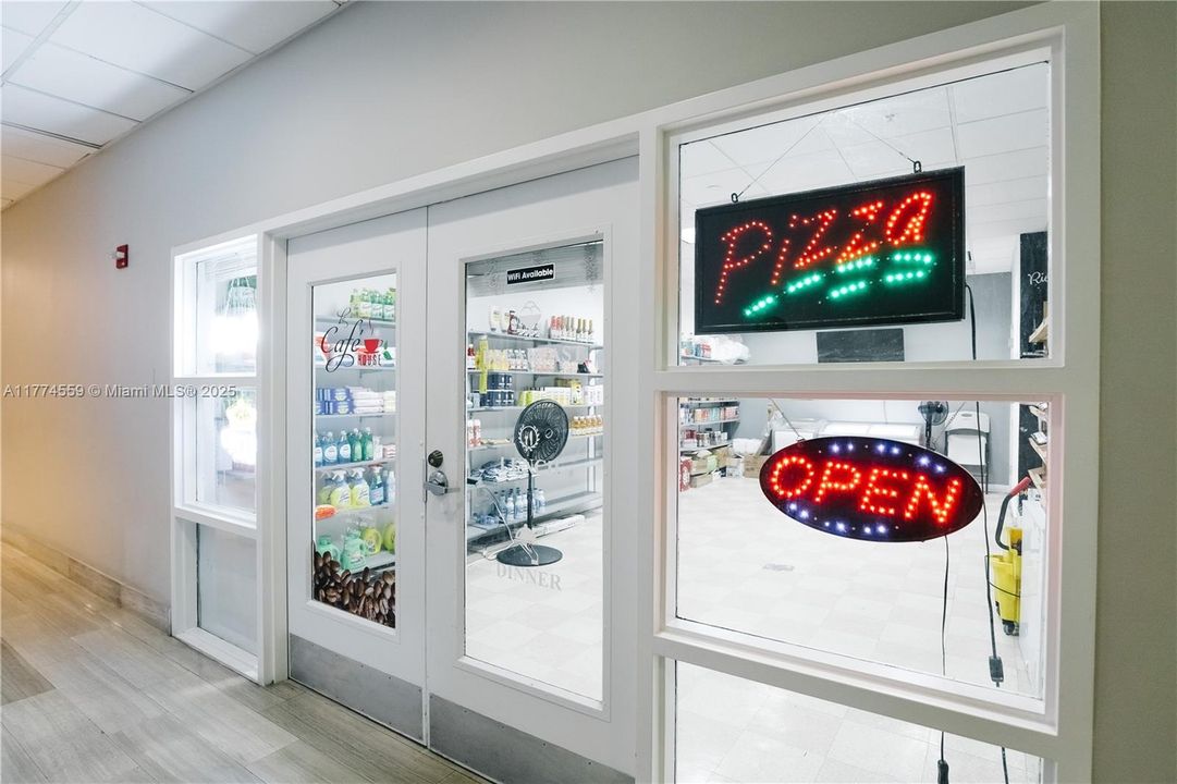 For Sale: $325,000 (1 beds, 1 baths, 1000 Square Feet)