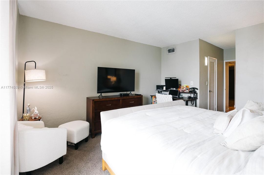 For Sale: $325,000 (1 beds, 1 baths, 1000 Square Feet)