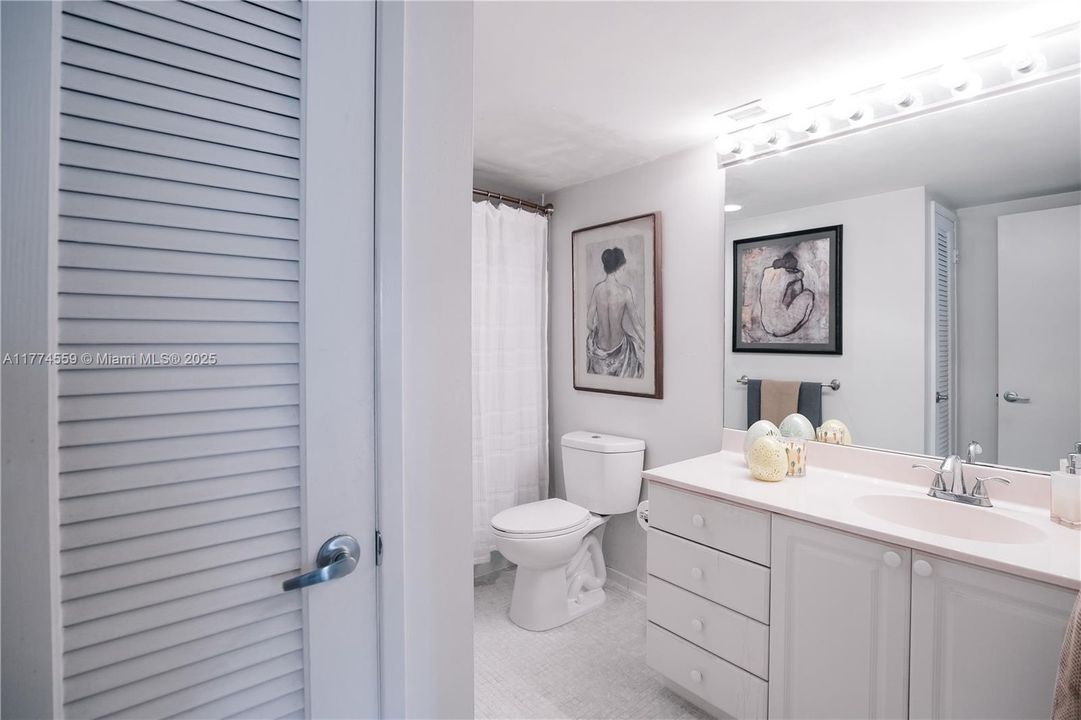 For Sale: $325,000 (1 beds, 1 baths, 1000 Square Feet)