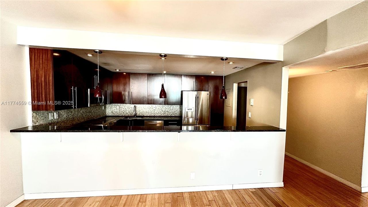 For Sale: $325,000 (1 beds, 1 baths, 1000 Square Feet)