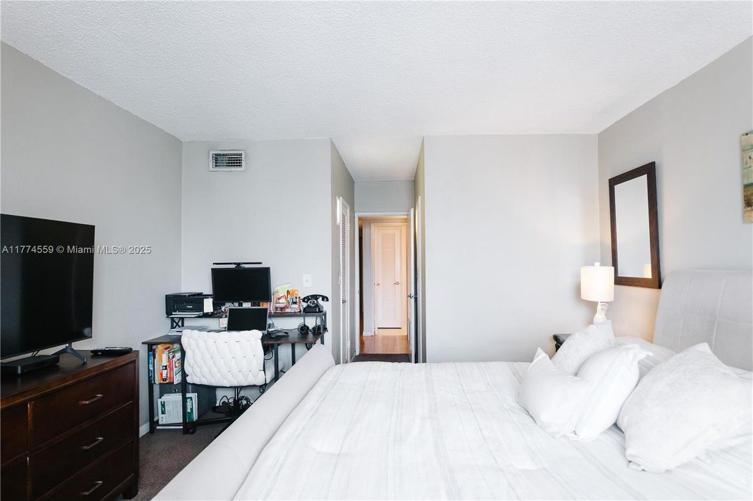 For Sale: $325,000 (1 beds, 1 baths, 1000 Square Feet)