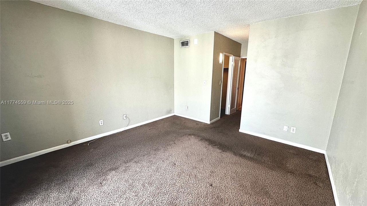 For Sale: $325,000 (1 beds, 1 baths, 1000 Square Feet)