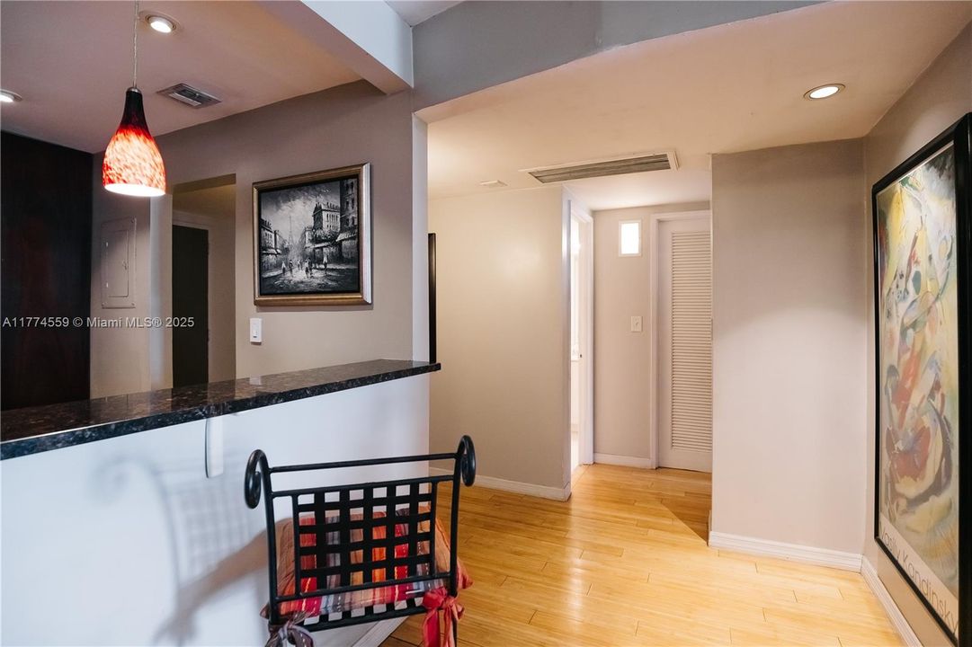 For Sale: $325,000 (1 beds, 1 baths, 1000 Square Feet)