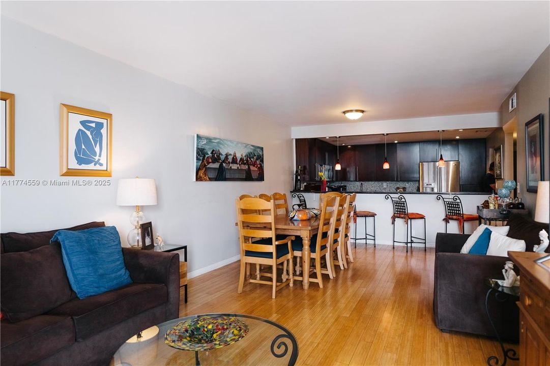 For Sale: $325,000 (1 beds, 1 baths, 1000 Square Feet)