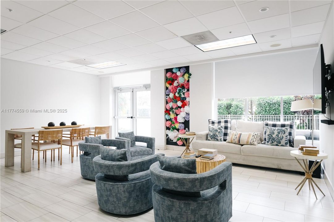 For Sale: $325,000 (1 beds, 1 baths, 1000 Square Feet)