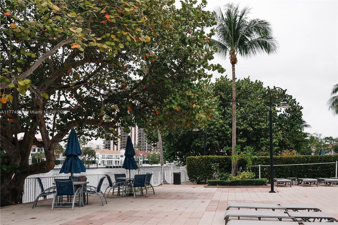 For Sale: $325,000 (1 beds, 1 baths, 1000 Square Feet)