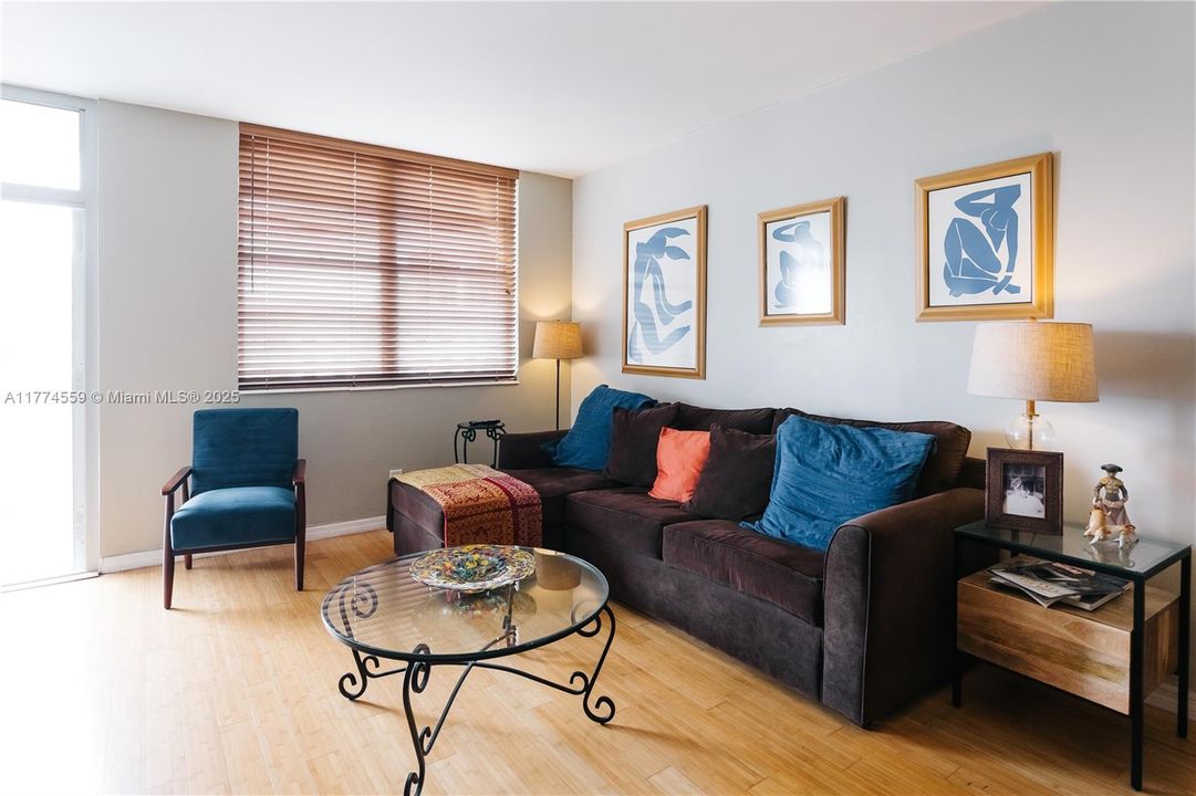 For Sale: $325,000 (1 beds, 1 baths, 1000 Square Feet)