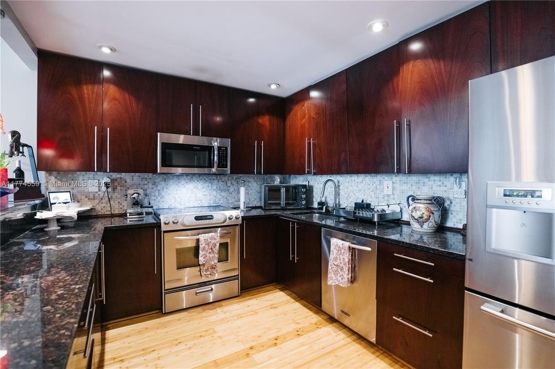 For Sale: $325,000 (1 beds, 1 baths, 1000 Square Feet)