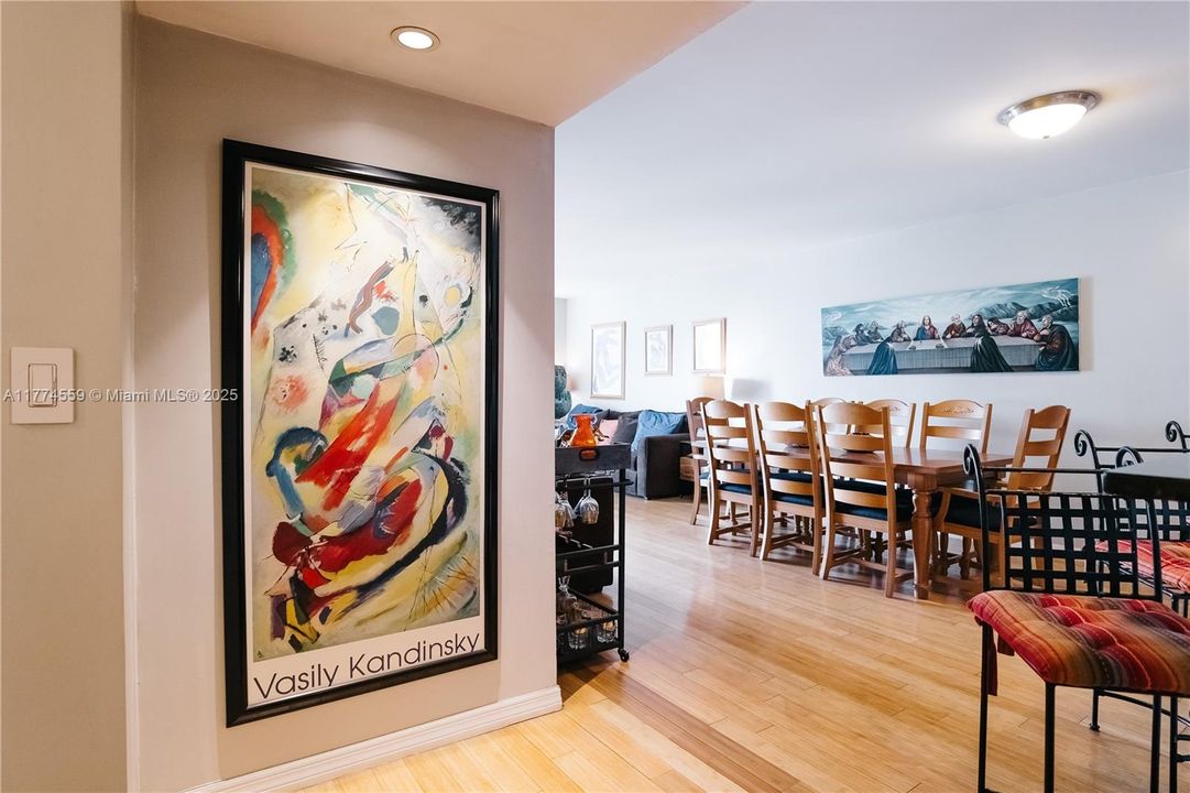 For Sale: $325,000 (1 beds, 1 baths, 1000 Square Feet)