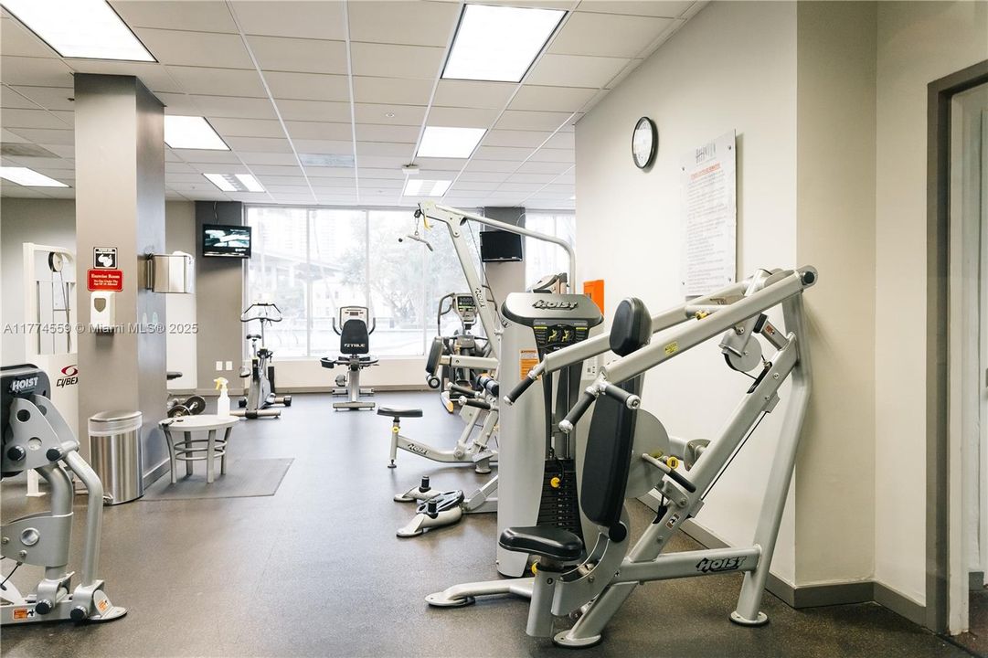 For Sale: $325,000 (1 beds, 1 baths, 1000 Square Feet)