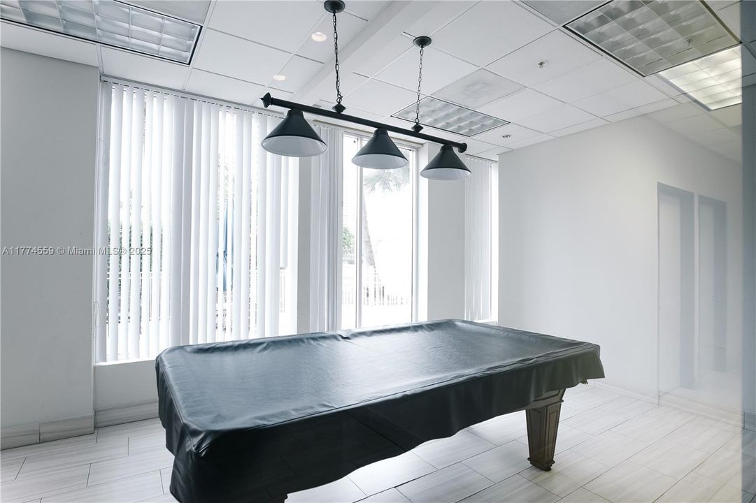 For Sale: $325,000 (1 beds, 1 baths, 1000 Square Feet)