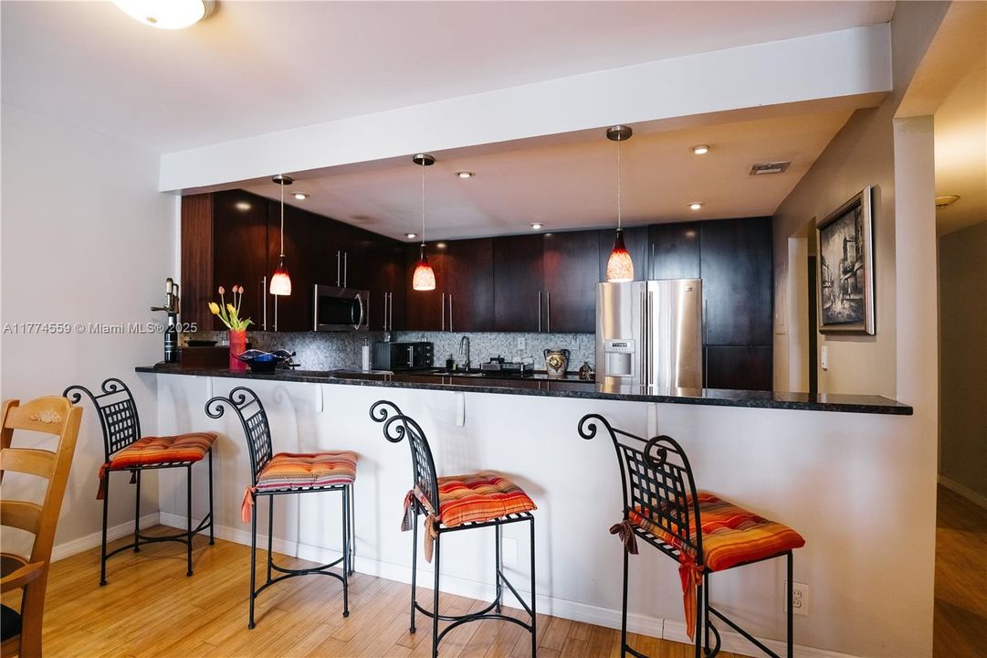 For Sale: $325,000 (1 beds, 1 baths, 1000 Square Feet)