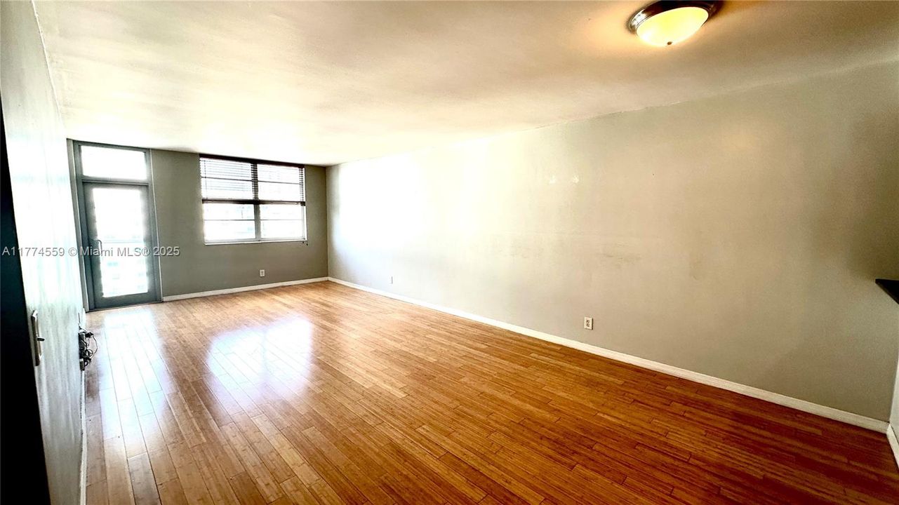 For Sale: $325,000 (1 beds, 1 baths, 1000 Square Feet)