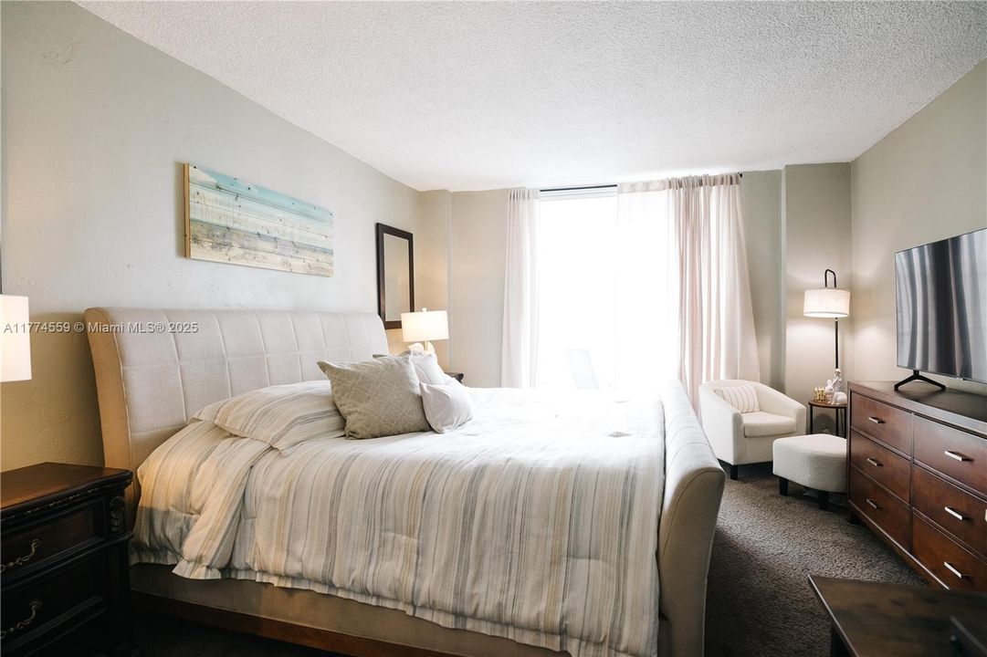 For Sale: $325,000 (1 beds, 1 baths, 1000 Square Feet)