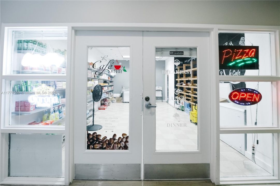 For Sale: $325,000 (1 beds, 1 baths, 1000 Square Feet)