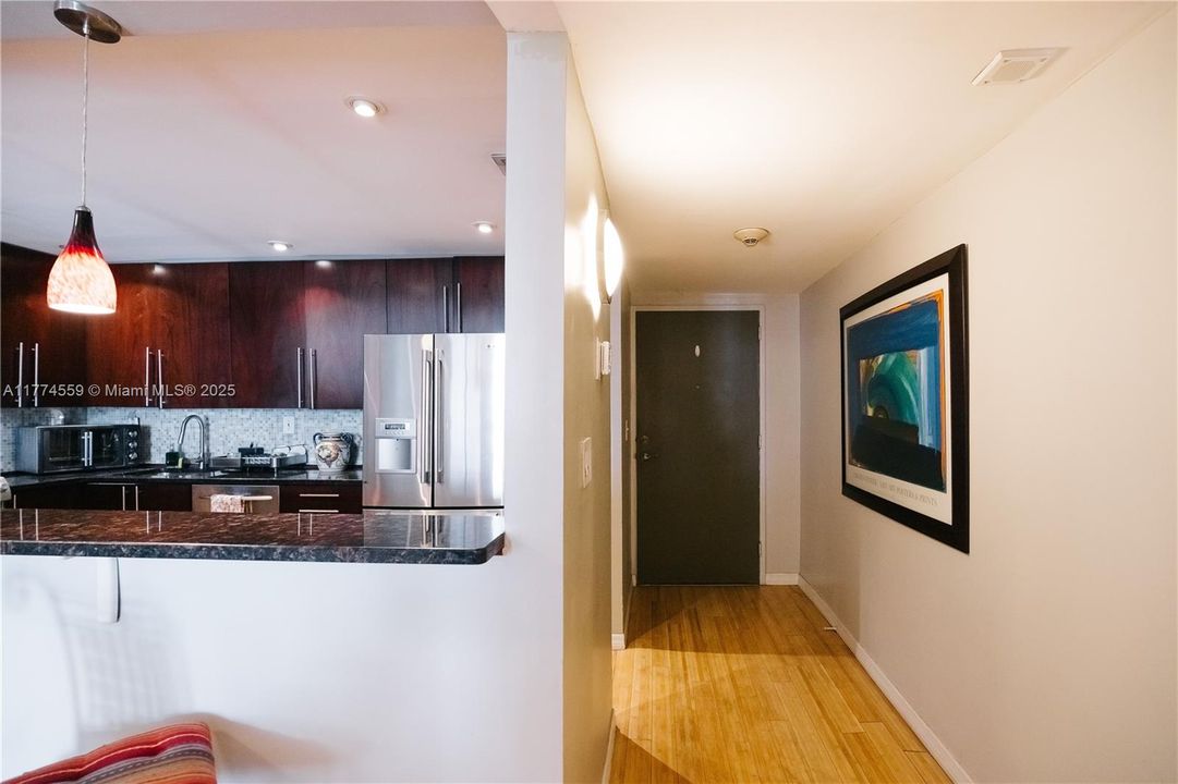 For Sale: $325,000 (1 beds, 1 baths, 1000 Square Feet)