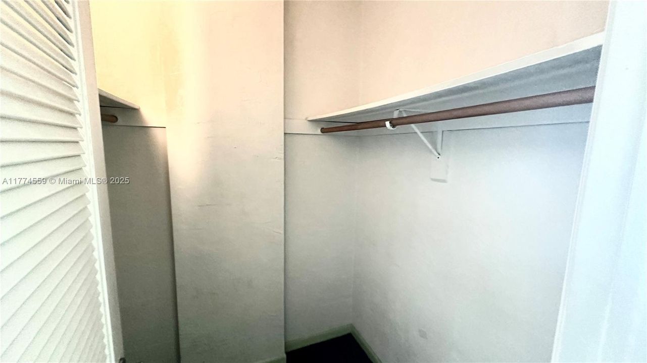 For Sale: $325,000 (1 beds, 1 baths, 1000 Square Feet)