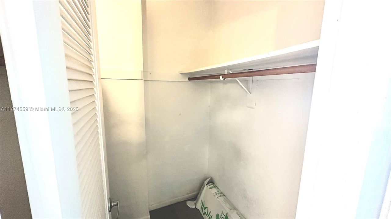 For Sale: $325,000 (1 beds, 1 baths, 1000 Square Feet)