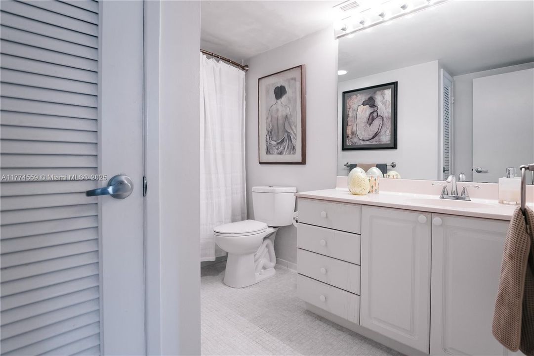 For Sale: $325,000 (1 beds, 1 baths, 1000 Square Feet)