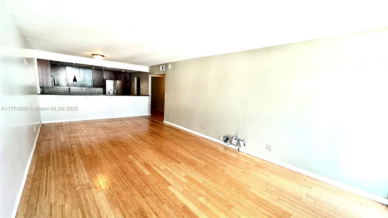 For Sale: $325,000 (1 beds, 1 baths, 1000 Square Feet)