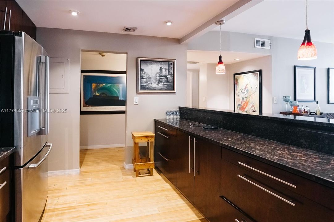 For Sale: $325,000 (1 beds, 1 baths, 1000 Square Feet)