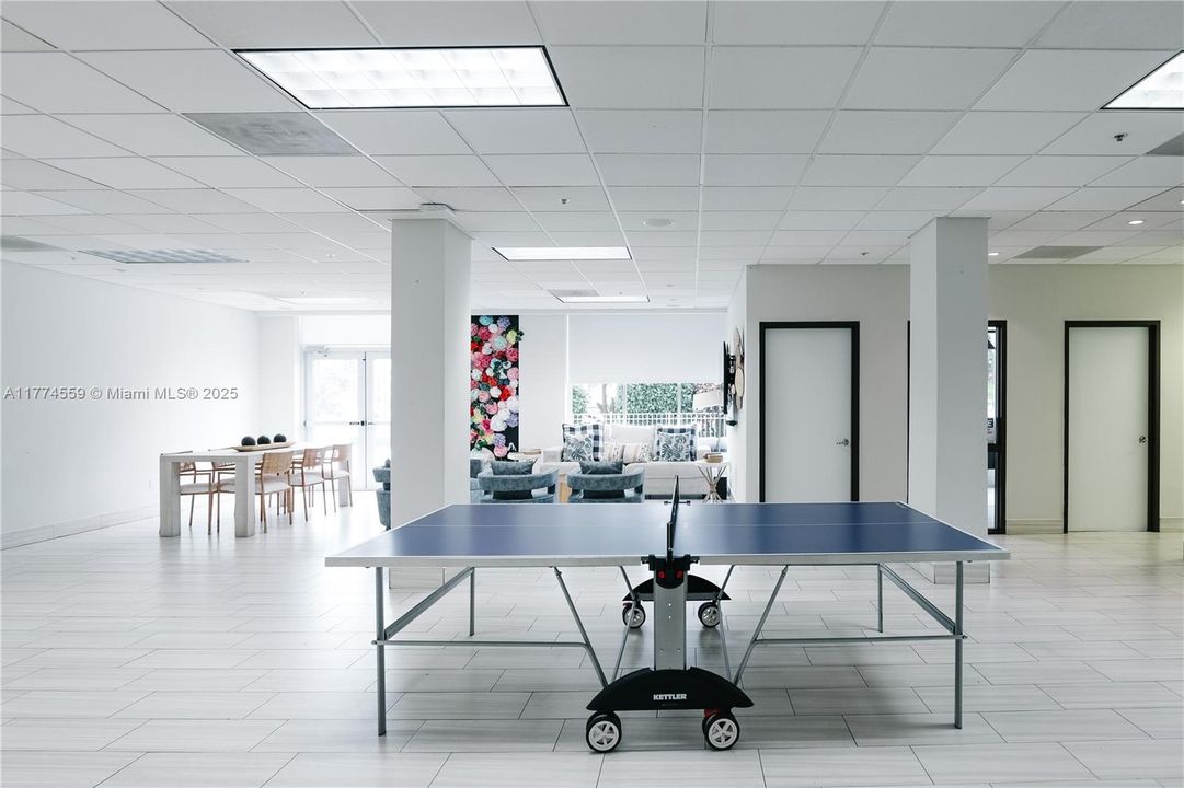 For Sale: $325,000 (1 beds, 1 baths, 1000 Square Feet)