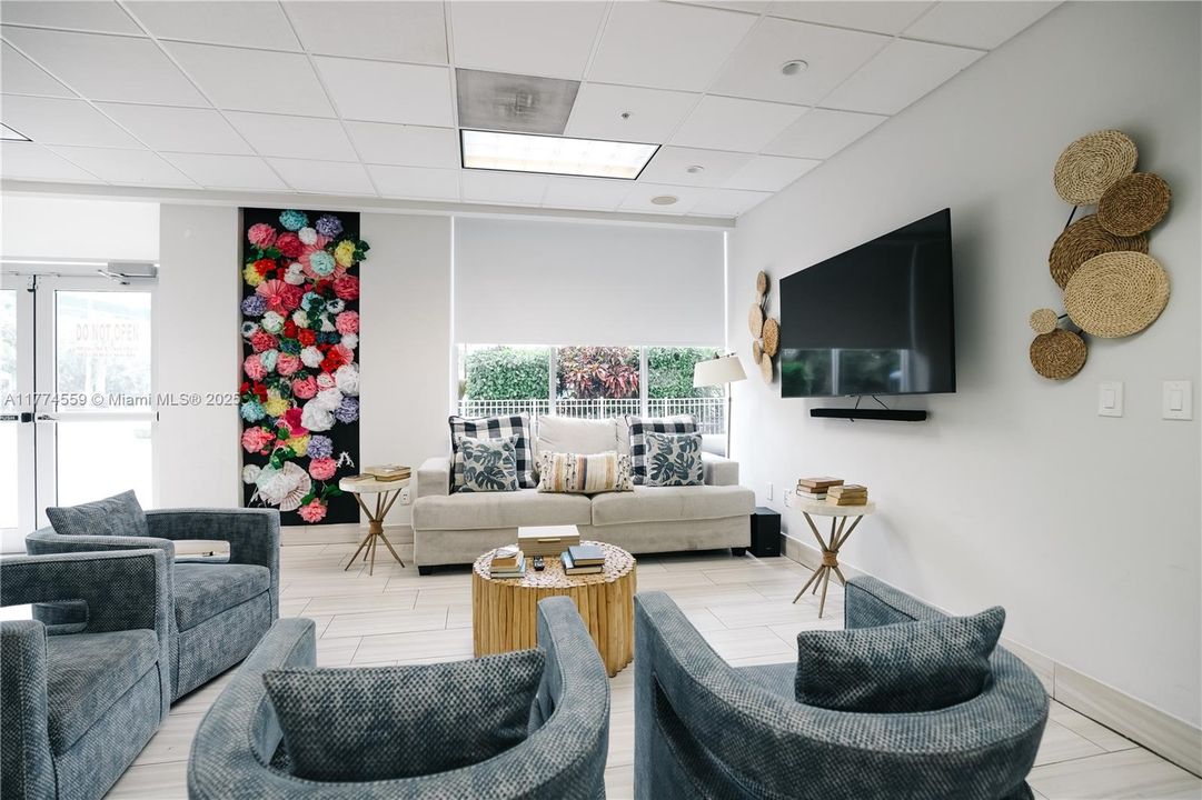 For Sale: $325,000 (1 beds, 1 baths, 1000 Square Feet)