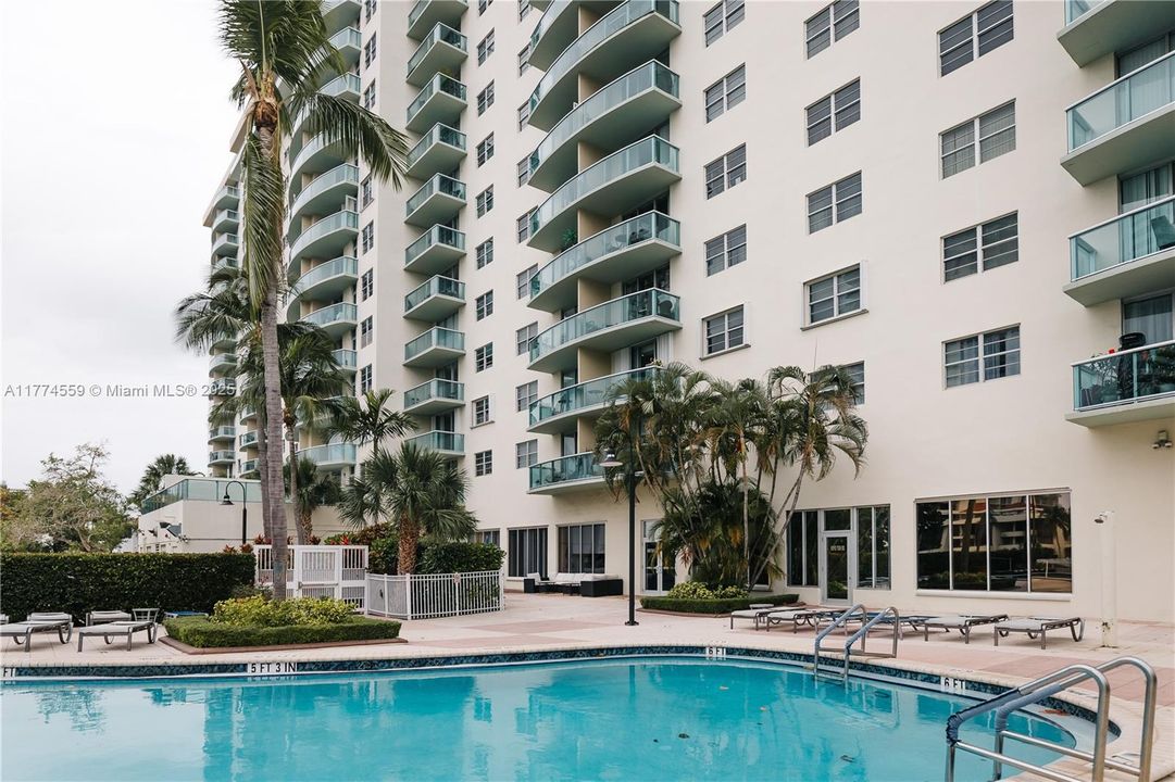 For Sale: $325,000 (1 beds, 1 baths, 1000 Square Feet)