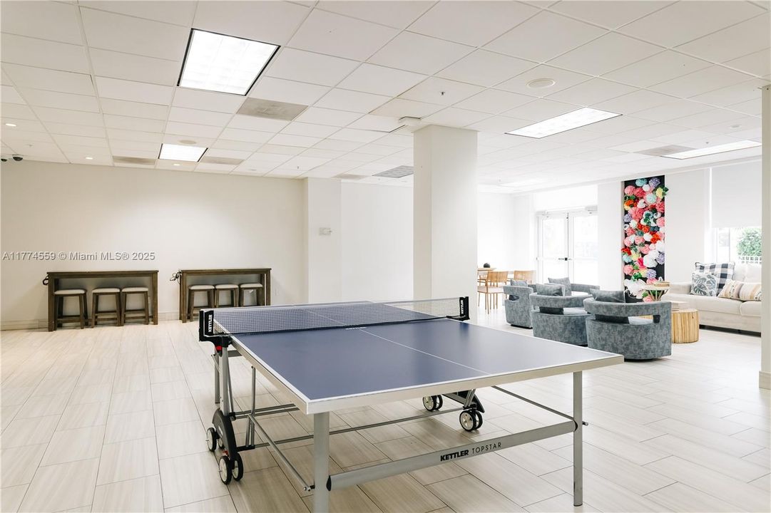 For Sale: $325,000 (1 beds, 1 baths, 1000 Square Feet)