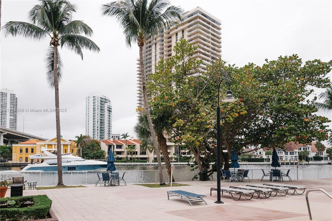 For Sale: $325,000 (1 beds, 1 baths, 1000 Square Feet)