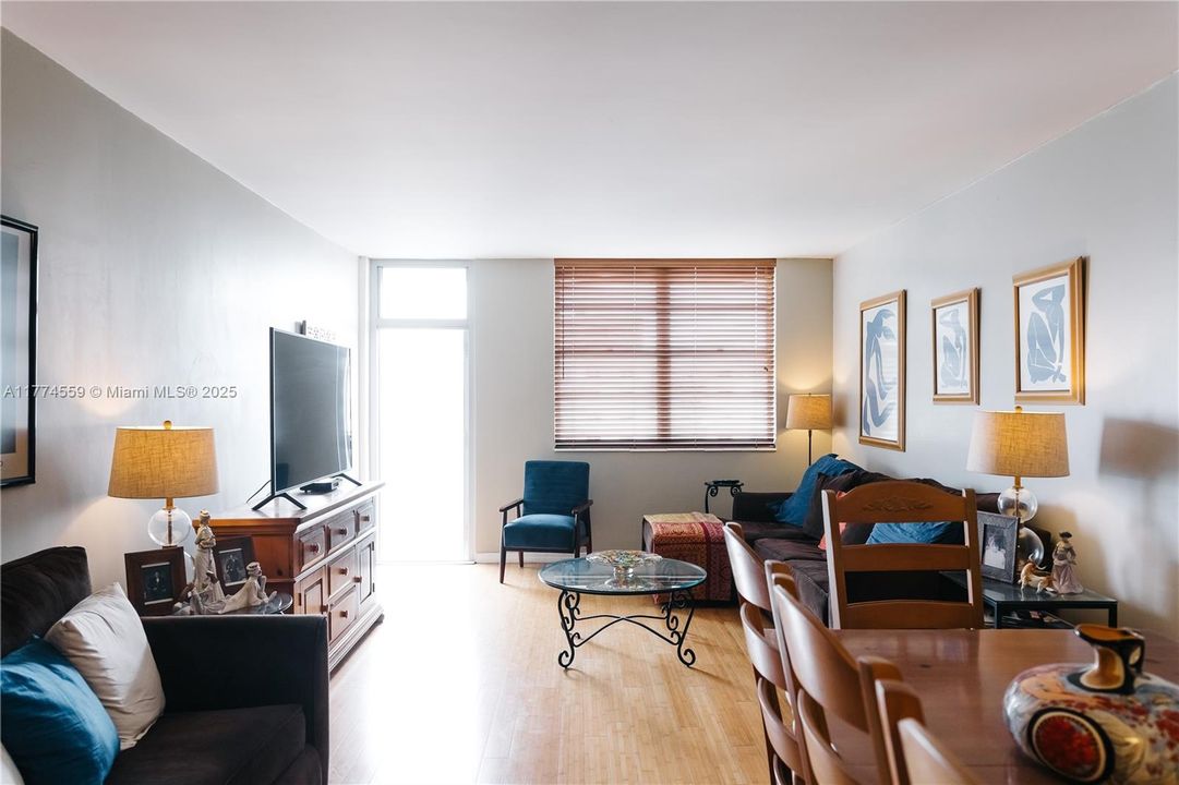 For Sale: $325,000 (1 beds, 1 baths, 1000 Square Feet)