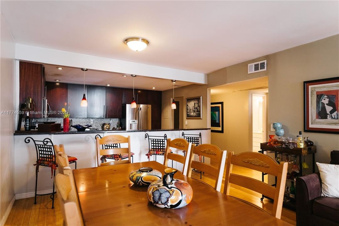 For Sale: $325,000 (1 beds, 1 baths, 1000 Square Feet)