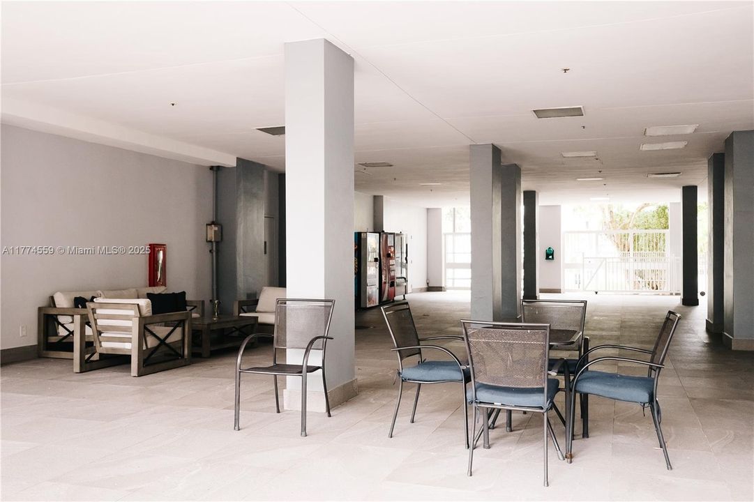 For Sale: $325,000 (1 beds, 1 baths, 1000 Square Feet)