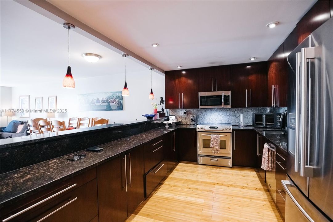 For Sale: $325,000 (1 beds, 1 baths, 1000 Square Feet)