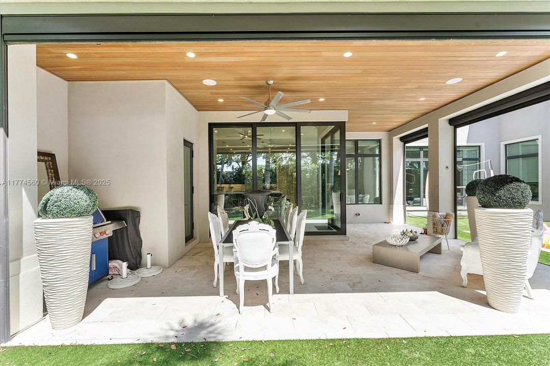 最近售出: $2,392,500 (5 贝兹, 5 浴室, 0 平方英尺)