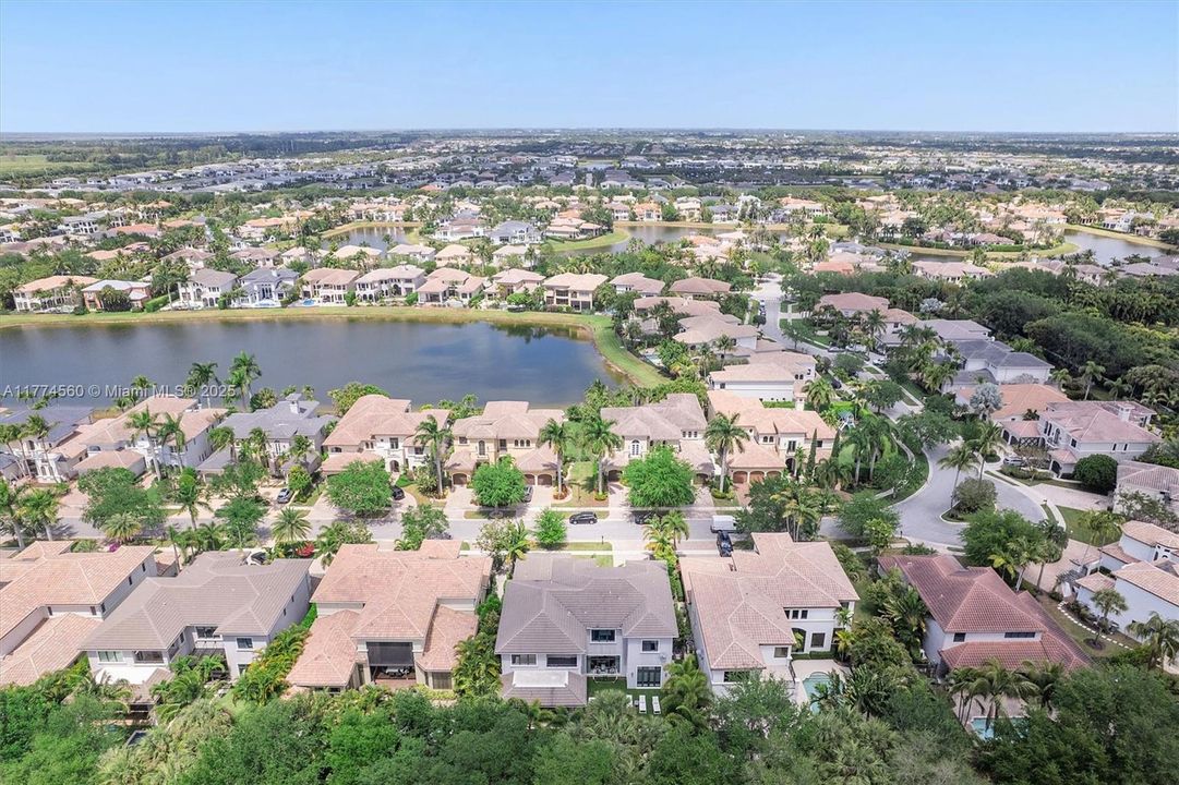 最近售出: $2,392,500 (5 贝兹, 5 浴室, 0 平方英尺)