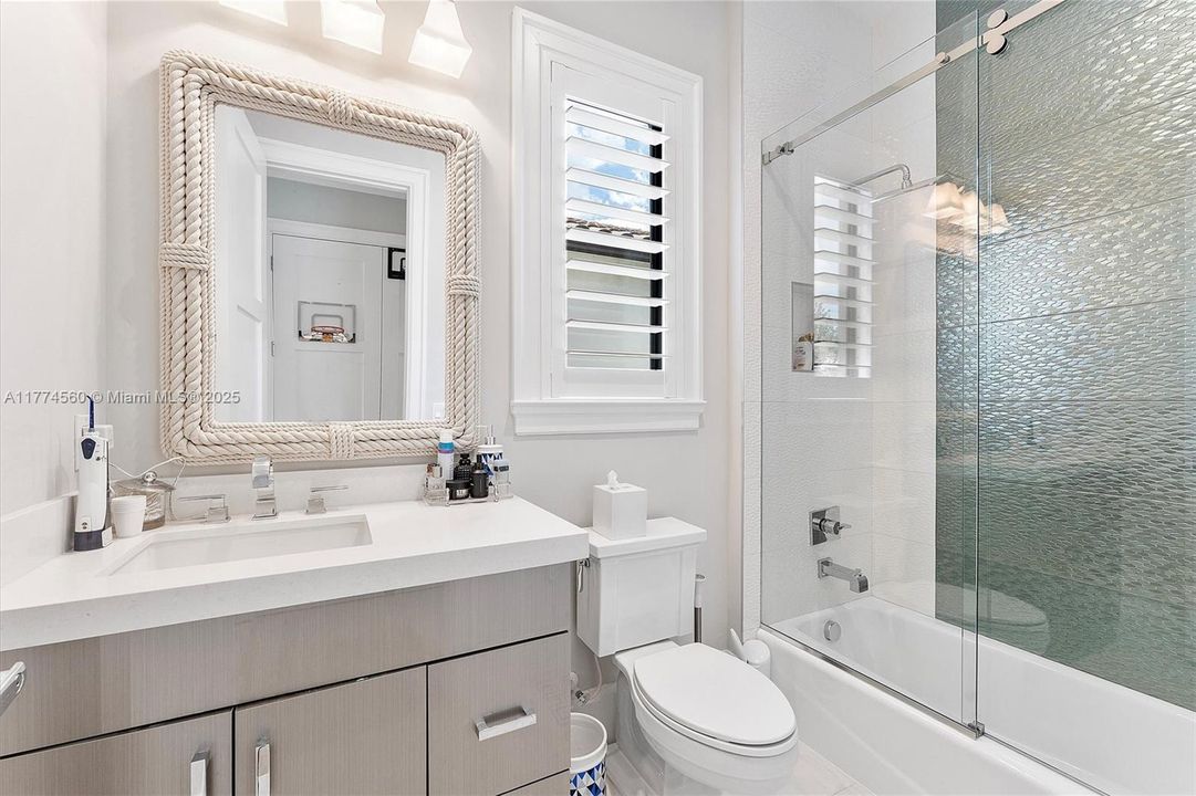 最近售出: $2,392,500 (5 贝兹, 5 浴室, 0 平方英尺)