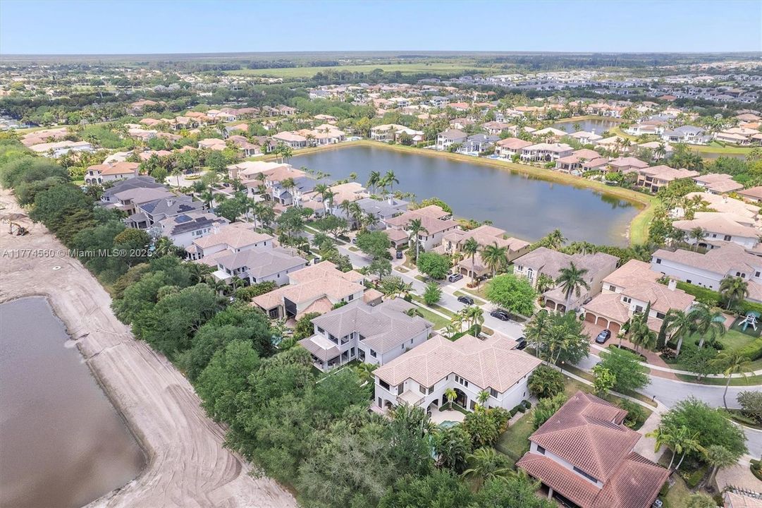 最近售出: $2,392,500 (5 贝兹, 5 浴室, 0 平方英尺)